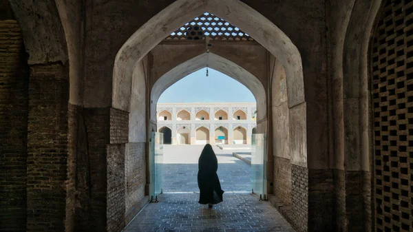 Isfahan Irán Május 2019 Ismeretlen Hidzsáb Fekete Ruhában Sétál Udvar — Stock Fotó