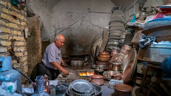 Yazd Irán 2019 Május Rézedényekkel Dolgozó Iráni Férfi Rézboltjában — Stock Fotó