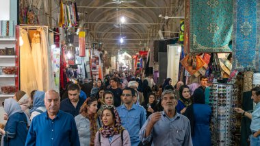 Şiraz, İran - Mayıs 2019: Turistler ve İranlı insanların alışveriş yaptığı Şii, Sout Vakil Çarşısı