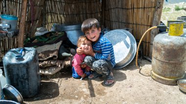 Şiraz, İran - Mayıs 2019: Çadırın içinde bir Türk göçebe çocuğu. Qasqhai halkı geçici köylerde yaşayan göçebe insanlardır..