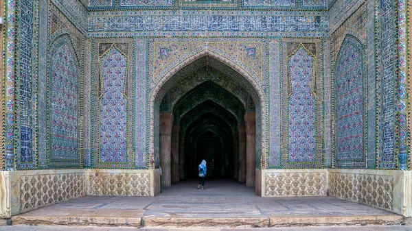 Шираз Иран Май 2019 Года Неопознанный Турист Стоит Входа Молитвенный — стоковое фото