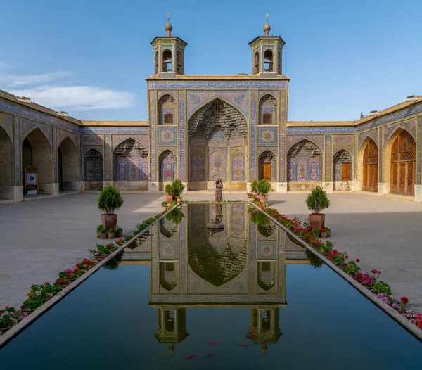 Shiraz Irán Mayo 2019 Mujer Pie Patio Con Piscina Mezquita — Foto de Stock