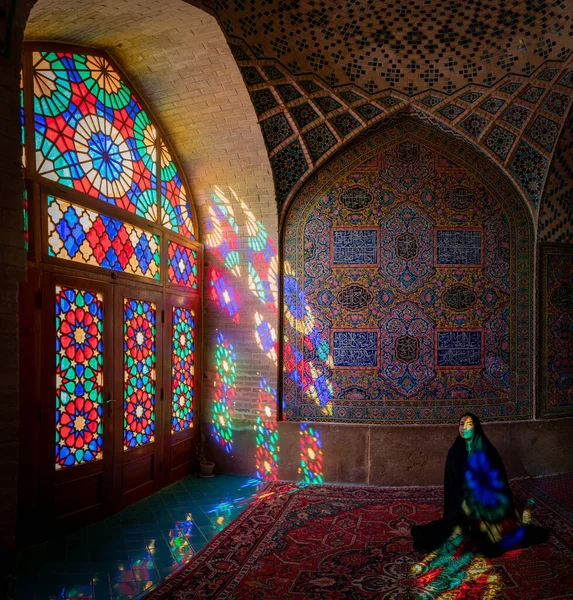 Шираз Иран Май 2019 Года Женщина Сидящая Внутри Витражами Мечети — стоковое фото