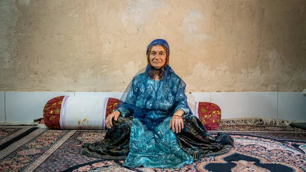 Shiraz Iran Mai 2019 Qashqai Tyrkisk Kvinne Iført Tradisjonell Kjole – stockfoto