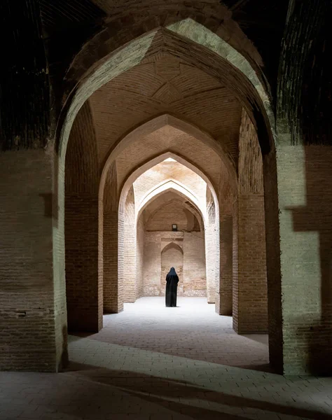 Isfahan Irán 2019 Május Azonosítatlan Iráni Hidzsábi Fekete Ruhában Iszfaháni — Stock Fotó