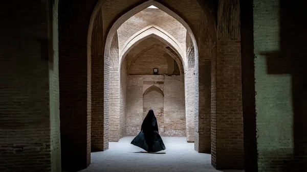 Isfahan Irán 2019 Május Azonosítatlan Iráni Hidzsábi Fekete Ruhában Iszfaháni — Stock Fotó