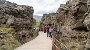 Thingvellir, İzlanda - Ağustos 2019: Tektonik plakalı Thingvellir Ulusal Parkı ve yürüyen turistler