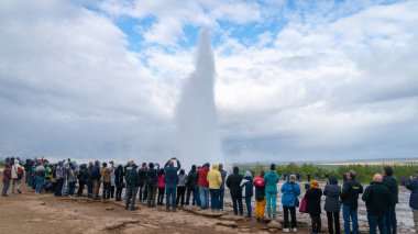 Strokkur, İzlanda - Mayıs 2019: İzlanda 'daki Strokkur gayzeri turistler izlerken patlıyor