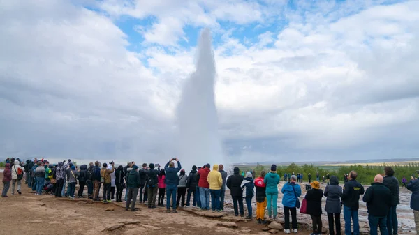 Strokkur Iceland May 2019 Strokkur Geyser Iceland Erupting While Tourists — ストック写真