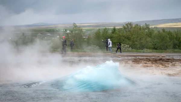 ストロックル アイスランド 2019年5月 ストロックル間欠泉が噴火しますが 観光客は地熱地域 アイスランドで疑問に思っています — ストック写真