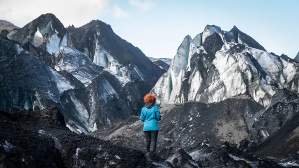 Mujer Identificada Parada Junto Glaciar Salida Solheimajokull Islandia — Foto de Stock
