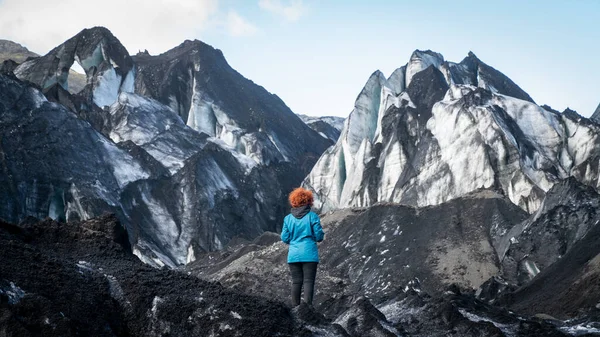 Unidentified Woman Standing Solheimajokull Outlet Glacier Iceland — Stock Photo, Image