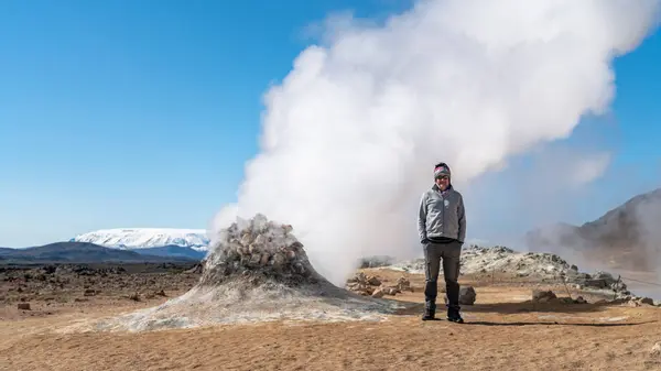 冰岛Hverir 2019年5月 游客站在Hverir Myvatn地热区的蒸汽喷口旁边 在Hverir地热区Myvatn湖周围勘探自然蒸汽喷口和泥潭 — 图库照片