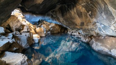 lake myvatn, İzlanda'nın kuzeydoğu yakınındaki inanılmaz mavi ve sıcak termal su ile volkanik mağara grjotagja