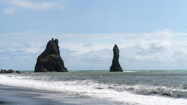 冰岛维克南部海岸 里尼斯法加拉的黑色沙滩上有岩层 — 图库照片