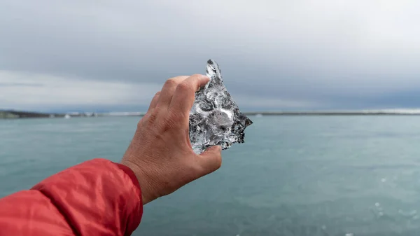在冰岛的Jokulsarlon冰川泻湖 人们手里拿着一块冰 形成了融化的冰 全球变暖和气候变化概念 — 图库照片