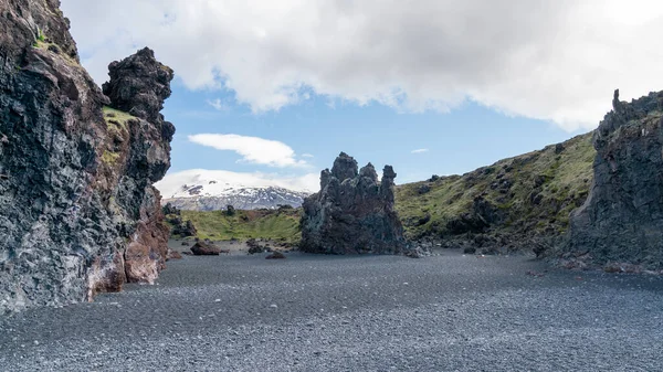 Vulkanikus Láva Sziklák Djupalonssandur Strandon Snaefellsnes Félszigeten Nyugat Izlandon Snaefellsjokull — Stock Fotó