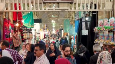 İsfahan, İran - Mayıs 2019: Bazar Bozorg olarak da bilinen İsfahan Büyük Pazarı, turistler ve yerel halkın alışveriş yaptığı tarihi pazar