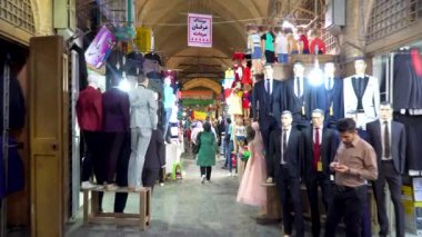 İsfahan, İran - Mayıs 2019: Bazar Bozorg olarak da bilinen İsfahan Büyük Pazarı, turistler ve yerel halkın alışveriş yaptığı tarihi pazar
