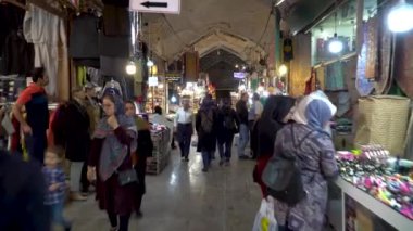 İsfahan, İran - Mayıs 2019: Bazar Bozorg olarak da bilinen İsfahan Büyük Pazarı, turistler ve yerel halkın alışveriş yaptığı tarihi pazar