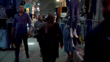 İsfahan, İran - Mayıs 2019: Bazar Bozorg olarak da bilinen İsfahan Büyük Pazarı, turistler ve yerel halkın alışveriş yaptığı tarihi pazar