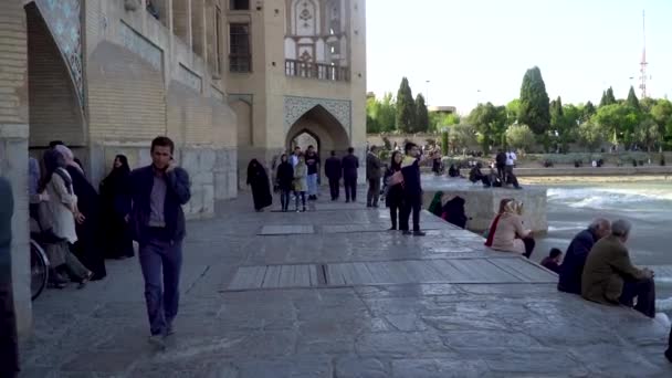 Isfahan Iran Maggio 2019 Ponte Khaju Sul Fiume Zayandeh Con — Video Stock