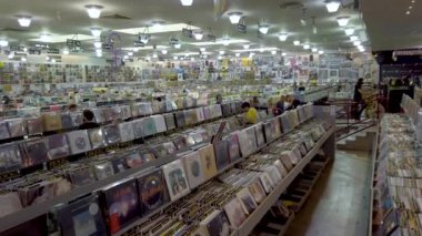 San Francisco, California, Usa - Ağustos 2019: Eski tarz plaklı kutuların olduğu müzik mağazası, San Francisco, Usa