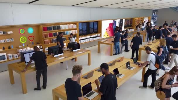 美国加利福尼亚州旧金山 2019年8月 人们在联合广场的苹果商店检查苹果产品笔记本电脑 手机和平板电脑 — 图库视频影像