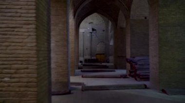 İsfahan, İran - Mayıs 2019: İsfahan 'daki Jameh Camii' nin içindeki eski Hypostyle sütunları. Bu Müslüman camisi Ortadoğu 'nun popüler bir turizm merkezi..