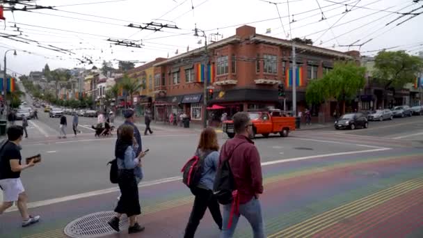 San Francisco Usa August 2019 People Walk Tainbow Cross Gay — стокове відео