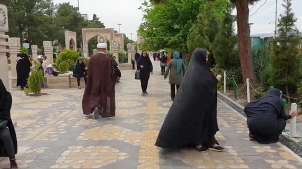 Qom Irán Mayo 2019 Pueblo Iraní Caminando Por Una Calle — Vídeo de stock