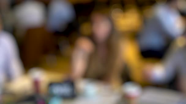 Projets de discussion de gens d'affaires non identifiés, idées de remue-méninges. La vidéo est prise hors foyer intentionnellement et à l'origine 