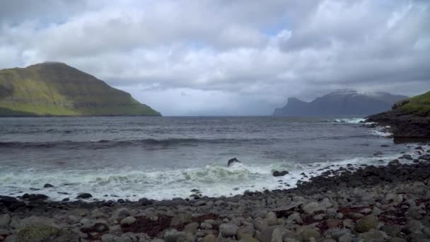 Paisaje Dramático Las Islas Feroe Con Olas Golpeando Orilla Naturaleza — Vídeo de stock