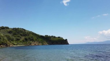 Marmara Adası, Balikesir, Türkiye - Ağustos 2019: Marmara adası panoramik kıyı şeridi ve marmara denizi manzarası
