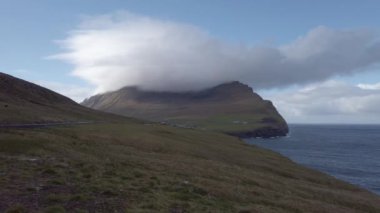 Faroe Adaları 'ndaki dalgaların kıyıya vurduğu dramatik manzara. Kuzey Atlantik 'teki Faroe Adaları' nın doğası.
