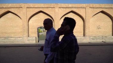 İsfahan, İran - Mayıs 2019: Siosepol 'deki İranlılar veya İsfahan' ın en eski köprülerinden biri olan 33 kemerli köprü