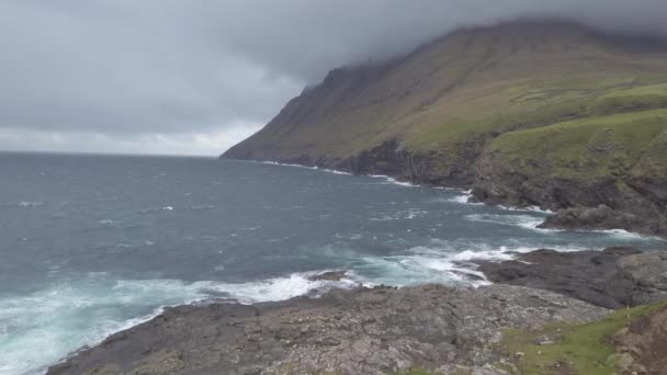 Dramatická Krajina Faerských Ostrovech Vlnami Narážejícími Břeh Charakter Faerských Ostrovů — Stock video