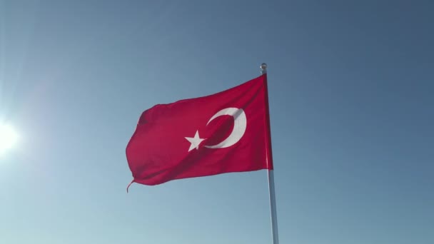 Turkiet Flagga Med Blå Himmel Bakgrund — Stockvideo