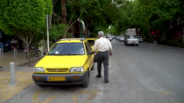 Исфахан Иран Май 2019 Года Желтый Автомобиль Такси Улице — стоковое видео