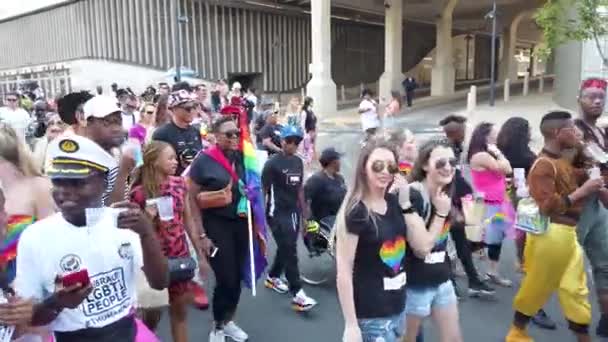 Johannesburg Sud Africa Ottobre 2019 Gente Affollata Che Marcia Diverte — Video Stock