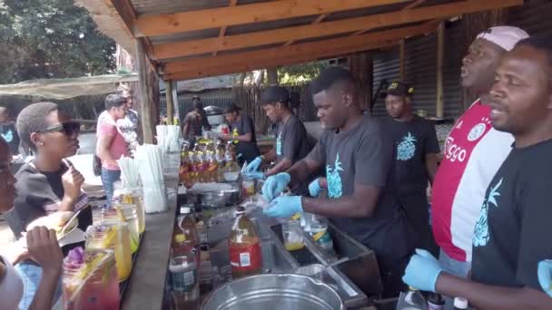 Johannesburgo Sudáfrica Octubre 2019 Grupo Hombres Preparando Vendiendo Bebidas Locales — Vídeos de Stock