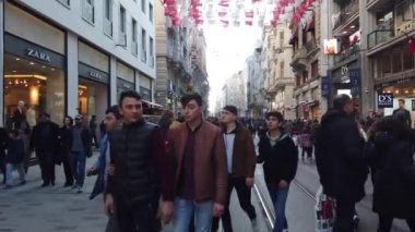İstanbul, Türkiye - Kasım 2019: İstanbul 'da sokak sokak gezen kalabalık Taksim Meydanı ve istiklal Caddesi