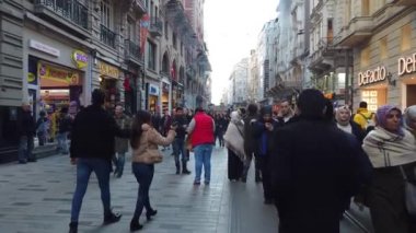 İstanbul, Türkiye - Kasım 2019: İstanbul 'da sokak sokak gezen kalabalık Taksim Meydanı ve istiklal Caddesi