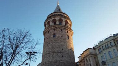 İstanbul, Türkiye - Şubat 2020: Galata 'da turistlerin ziyaret ettiği Galata Kulesi