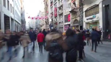 İstanbul, Türkiye - Kasım 2019: İstanbul 'da sokak gezen kalabalık Taksim Meydanı ve istiklal Caddesi, zaman aşımlı video