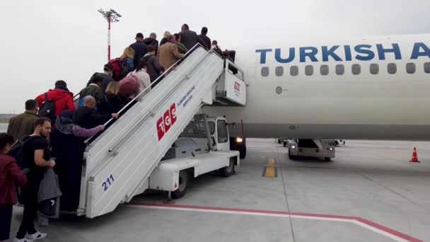 Istanbul Turkiet Mars 2020 Passagerare Som Går Ombord Ett Turkiskt — Stockvideo