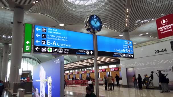 Istanbul Turkiet Februari 2020 Skylt Med Flyggrindarna New Istanbuls Flygplats — Stockvideo