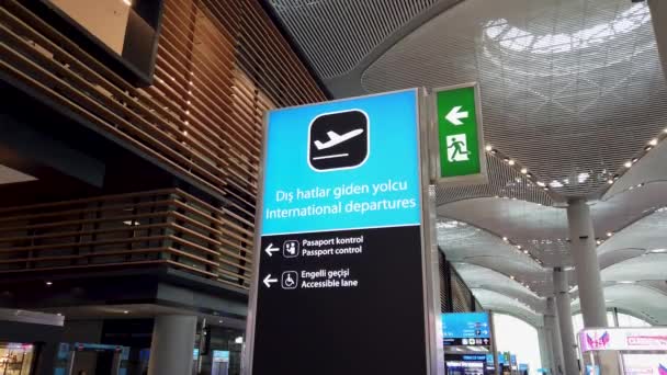 トルコのイスタンブール 2020年2月 新イスタンブール空港の国際線を示す方向標識 — ストック動画