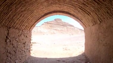 Yazd, İran - Mayıs 2019: Yazd kentindeki Zorhmeh Sessizlik Kulelerinin yanındaki ritüel binaların yıkıntıları