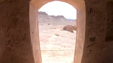 Yazd, İran - Mayıs 2019: Yazd kentindeki Zorhmeh Sessizlik Kulelerinin yanındaki ritüel binaların yıkıntıları